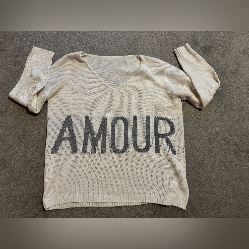 Chic oversized cream v-neck sweater with bold AMOUR print Women’s 1XL